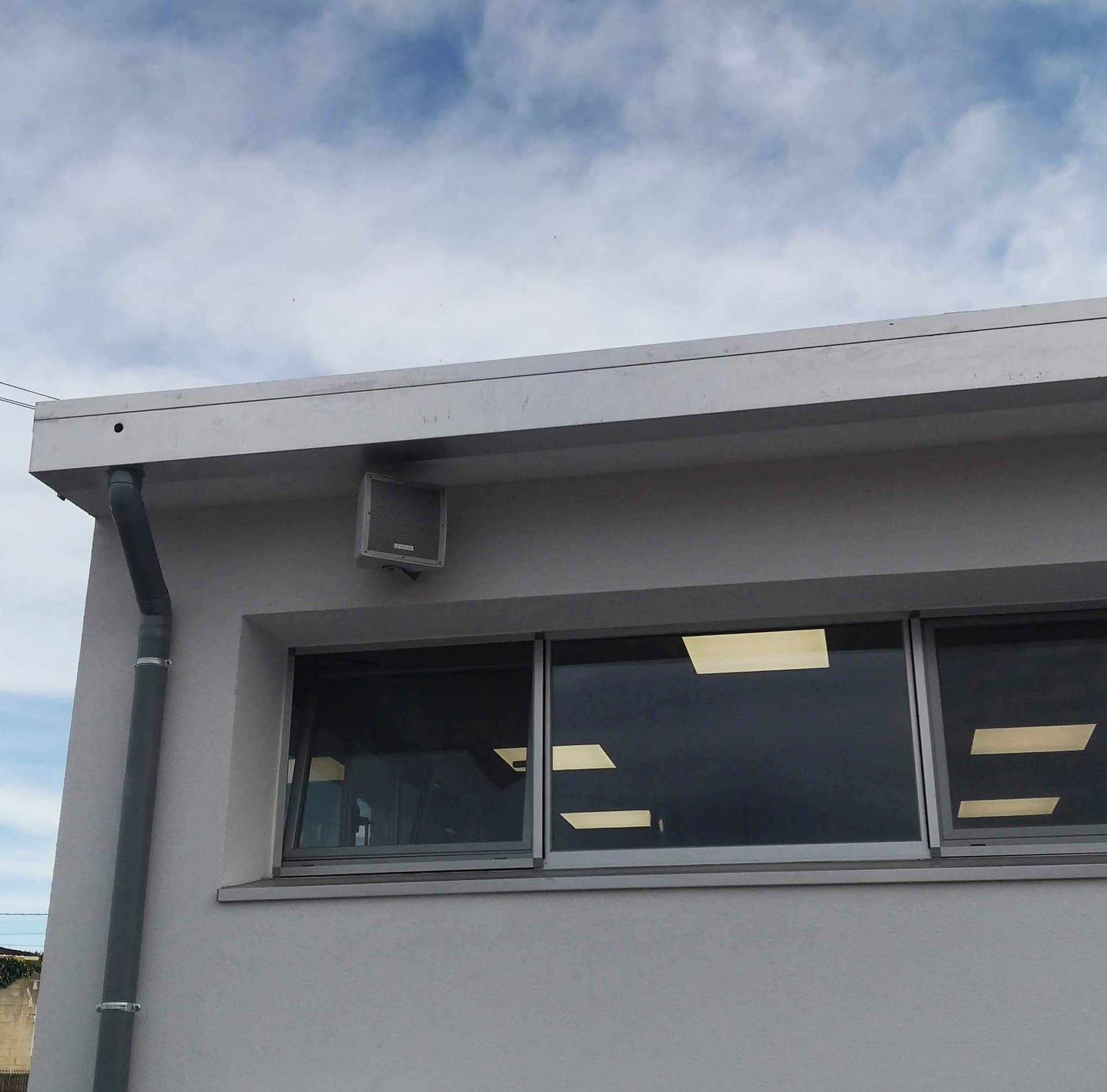 Sistemas de megafonía inteligente para centros educativos en A Coruña